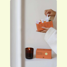 Afbeelding in Gallery-weergave laden, Oranje relatiekaartenbox met kleurrijke vraagkaarten in rood, geel en groen, ideaal om je partner beter te leren kennen en jullie band te versterken.