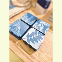 Afbeelding in Gallery-weergave laden, set van 4 onderzetters met beelden uit de FOMU collectie - negatief/duotoon