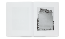 Afbeelding in Gallery-weergave laden, pagina uit het boek Hors Sol van Fabrice Schneider. Zwart wit foto van een gebouw.