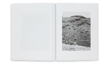 Afbeelding in Gallery-weergave laden, pagina uit het boek Hors Sol. Zwart wit landschap.