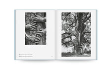 Afbeelding in Gallery-weergave laden, 2 zwart wit foto's uit het boek Re/Sisters: A Lens on Gender and Ecology