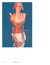 Afbeelding in Gallery-weergave laden, Foto uit de tentoonstellingscatalogus van Cindy Sherman FOMU Antwerpen.