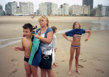 Afbeelding in Gallery-weergave laden, foto van mensen op het strand uit het boek 'Vincen Beeckman - Pong Ping'