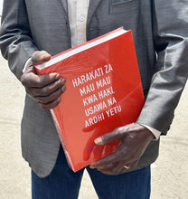 Afbeelding in Gallery-weergave laden, Man die het boek Max Pinckers, State of Emergency vasthoud.