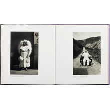 Afbeelding in Gallery-weergave laden, Opengeslagen boek Graciela Iturbide met zwart-witportretten