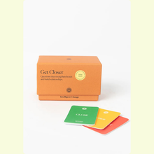 Afbeelding in Gallery-weergave laden, Oranje doos met kaarten in 3 kleuren - roos, geel en groen- met vragen ontworpen o je relatie te versterken en het gesprek tussen partners te versterken 