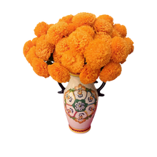 Afbeelding in Gallery-weergave laden, Boeket oranje papieren cempasúchil-bloemen in een beschilderde vaas