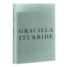 Afbeelding in Gallery-weergave laden, Cover van het boek Infancia van Graciela Iturbide, lichtgroene stoffen kaft