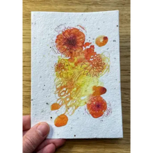 Afbeelding in Gallery-weergave laden, Groeikaart Marigold van Lara Coutihno op zaadpapier, in een hand
