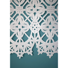 Afbeelding in Gallery-weergave laden, Witte papel picado-vlaggetjes aan een koord tegen een blauwe muur