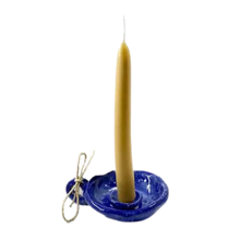 Afbeelding in Gallery-weergave laden, Blauwe Cuencolabro-kaarshouder met een dunne kaars