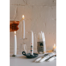 Afbeelding in Gallery-weergave laden, Brandende witte kaarsen van Antevasin's Store in een blauwe keramische houder