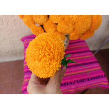 Afbeelding in Gallery-weergave laden, Hand met een oranje papieren cempasúchil-bloem