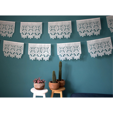 Afbeelding in Gallery-weergave laden, Witte papel picado-vlaggetjes met fijn uitgesneden patroon, close-up