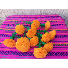 Afbeelding in Gallery-weergave laden, Oranje papieren goudsbloemen met groene stelen op een roze Mexicaanse doek