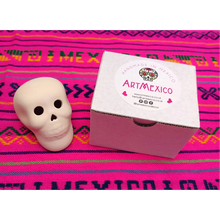Afbeelding in Gallery-weergave laden, Witte keramische schedel naast het doosje van ArtMexico