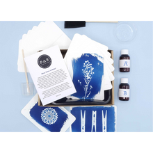 Afbeelding in Gallery-weergave laden, DIY Cyanotype kit postcards
