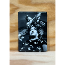 Afbeelding in Gallery-weergave laden, Keramische magneet met Nuestra Señora de las Iguanas van Graciela Iturbide: een vrouw met leguanen op haar hoofd
