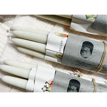 Afbeelding in Gallery-weergave laden, Close-up van sets witte rituele kaarsen Papiro met etiket van Antevasin's Store