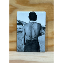Afbeelding in Gallery-weergave laden, Keramische magneet met La frontera van Graciela Iturbide: een man met een tatoeage van de Maagd van Guadalupe op zijn rug