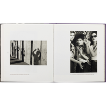 Afbeelding in Gallery-weergave laden, Binnenpagina's uit het overzichtsboek Graciela Iturbide met zwart-witfoto's