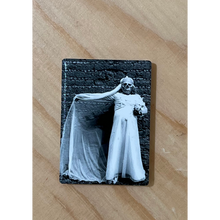 Afbeelding in Gallery-weergave laden, Magneet Novia muerte van Graciela Iturbide, schuin gefotografeerd op hout