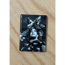 Afbeelding in Gallery-weergave laden, Magneet Nuestra Señora de las Iguanas van Graciela Iturbide, schuin gefotografeerd op hout