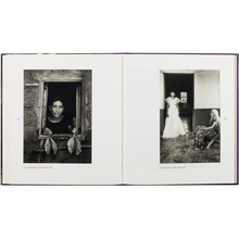 Afbeelding in Gallery-weergave laden, Dubbele pagina uit het boek Graciela Iturbide met twee zwart-witfoto's
