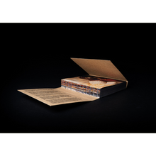 Afbeelding in Gallery-weergave laden, Opengeslagen exemplaar van The beds I slept in, met de flap open en zicht op de bindwijze