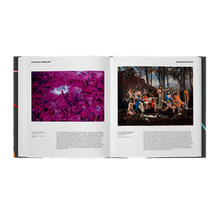 Afbeelding in Gallery-weergave laden, Opengeslagen boek: links een luchtfoto van roze begroeiing, rechts een kleurrijk tafereel met figuren in een bos