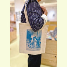 Afbeelding in Gallery-weergave laden, FOMU totebag met duotoonportret van Marguerite Khnopff