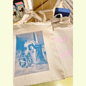 FOMU totebag met duotoonportret van Marguerite Khnopff | Totebag met Roze early Gaze logo