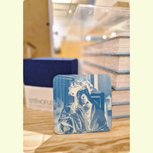 Afbeelding in Gallery-weergave laden, beeld Marguerite, negatief duotoon, onderzetter