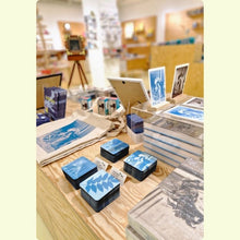 Afbeelding in Gallery-weergave laden, set van 4 onderzetters met beelden uit de FOMU collectie - negatief/duotoon