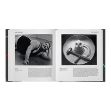 Afbeelding in Gallery-weergave laden, Opengeslagen boek met twee zwart-witfoto's: een liggende vrouw in het zwart en een compositie met sombrero en hamer