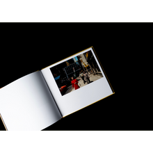 Afbeelding in Gallery-weergave laden, Opengeslagen boek A Sense of Place met een kleurenfoto op de rechterpagina