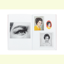 Afbeelding in Gallery-weergave laden, Dubbele pagina uit Las Mexicanas met portretten van een vrouw en een close-up van een oog