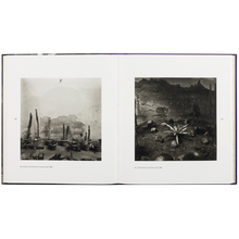 Afbeelding in Gallery-weergave laden, Dubbele pagina uit het boek Graciela Iturbide met landschapsfoto's