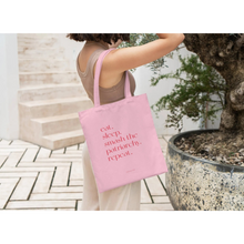 Afbeelding in Gallery-weergave laden, Iemand draagt de roze totebag eat. sleep. smash the patriarchy. repeat. buiten over de schouder