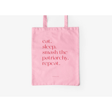 Afbeelding in Gallery-weergave laden, Roze katoenen totebag, plat gelegd, met in rode letters: eat. sleep. smash the patriarchy. repeat.