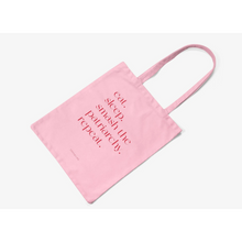 Afbeelding in Gallery-weergave laden, Roze totebag schuin gelegd, met de rode tekst eat. sleep. smash the patriarchy. repeat.